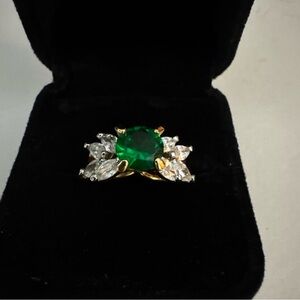 Exquisite Green and Gold Women's Ring